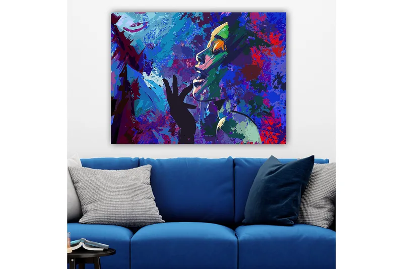 Canvas taulu 70x100 cm - Värikäs ja ilmeikäs muotokuvamaalaus naisesta, joka elehtii kädellään kasvojaan kohti, Sininen / Vihreä / Violetti