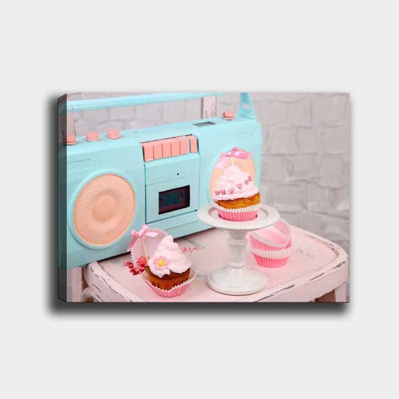 Canvas taulu 70x100 cm - Värikäs ja leikkisä sommitelma kuppikakuilla ja retrokasettisoittimella, Turkoosi / Vaaleanpunainen / Beige