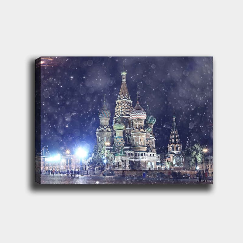 Canvas taulu 70x100 cm - Värikäs ja yksityiskohtainen näkymä kuuluisasta Pyhän Vasilin katedraalista Moskovassa, lumisateen ympäröimänä, Vihreä / Punainen / Sininen