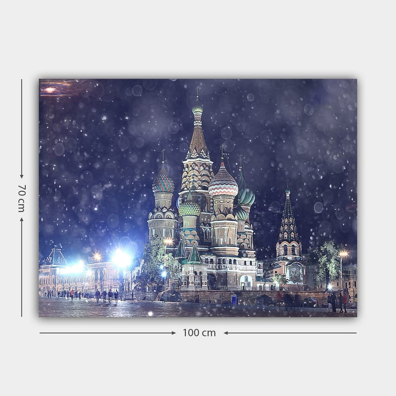 Canvas taulu 70x100 cm - Värikäs ja yksityiskohtainen näkymä kuuluisasta Pyhän Vasilin katedraalista Moskovassa, lumisateen ympäröimänä - Vihreä / Punainen / Sininen - Sisustustuotteet - Taulu & taide - Canvas-taulu