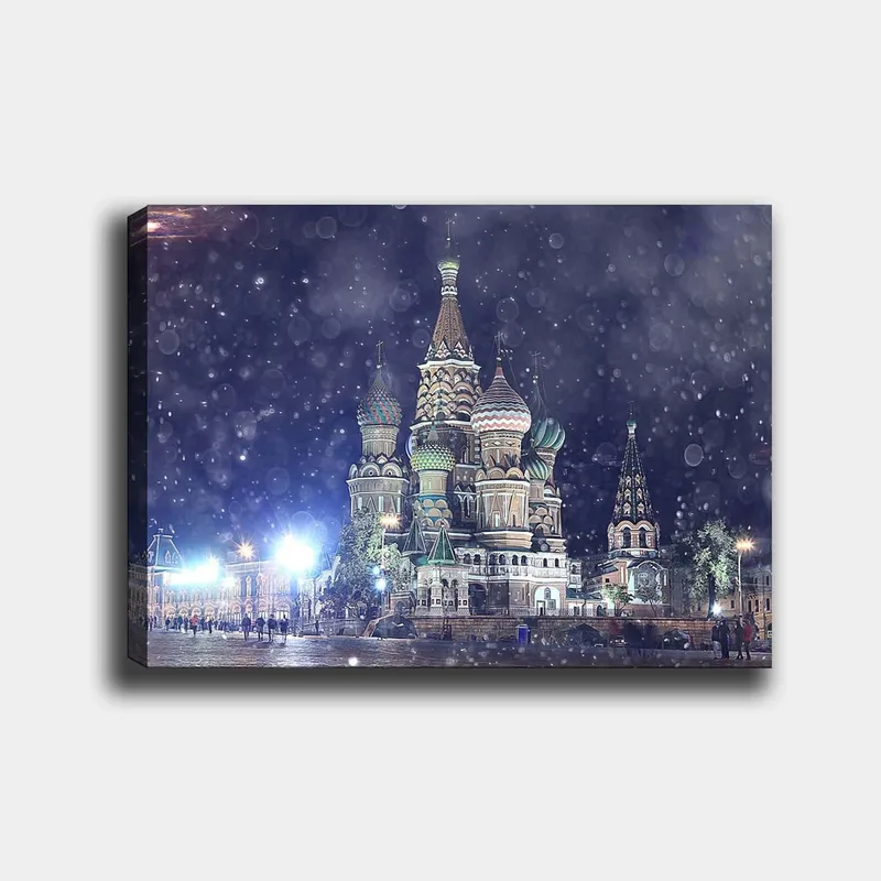 Canvas taulu 70x100 cm - Värikäs ja yksityiskohtainen näkymä kuuluisasta Pyhän Vasilin katedraalista Moskovassa, lumisateen ympäröimänä, Vihreä / Punainen / Sininen