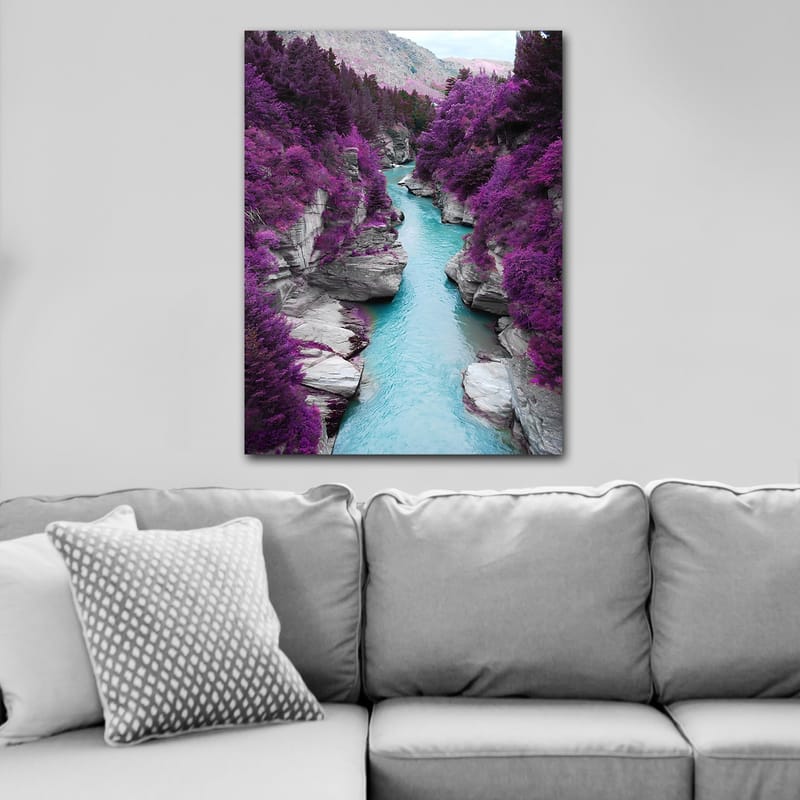 Canvas taulu 70x100 cm - Värikäs joki mutkittelee vuoren rotkon läpi, jota ympäröivät violetit puut ja kivet - Violetti / Turkoosi - Sisustustuotteet - Taulu & taide - Canvas-taulu