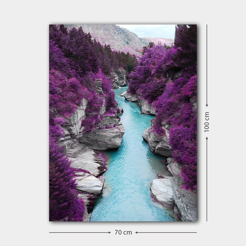 Canvas taulu 70x100 cm - Värikäs joki mutkittelee vuoren rotkon läpi, jota ympäröivät violetit puut ja kivet - Violetti / Turkoosi - Sisustustuotteet - Taulu & taide - Canvas-taulu