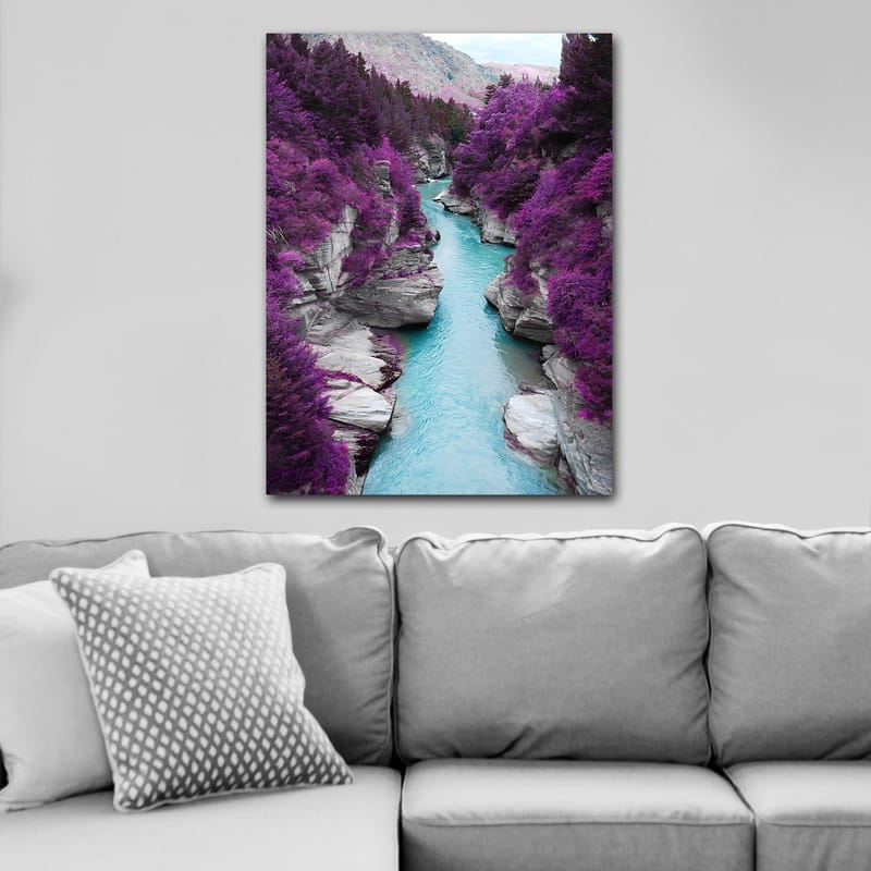 Canvas taulu 70x100 cm - Värikäs joki mutkittelee vuoren rotkon läpi, jota ympäröivät violetit puut ja kivet - Violetti / Turkoosi - Sisustustuotteet - Taulu & taide - Canvas-taulu
