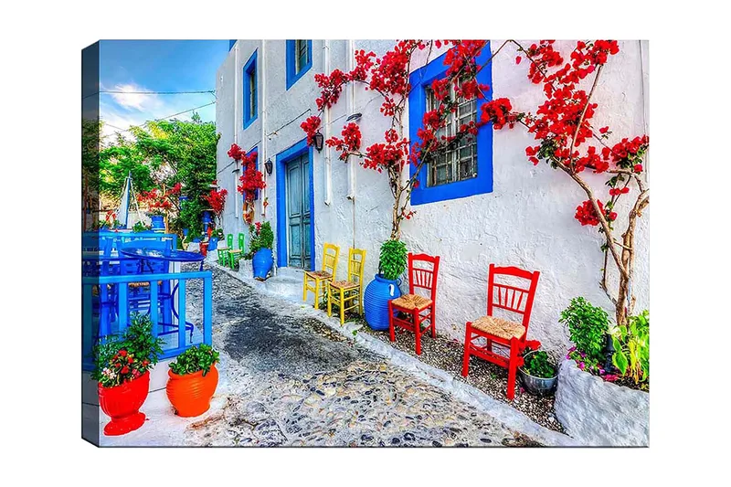 Canvas taulu 70x100 cm - Värikäs katu, jossa on erivärisiä kukkia ja tuoleja, jotka luovat vilkkaan tunnelman, Sininen / Punainen / Vihreä