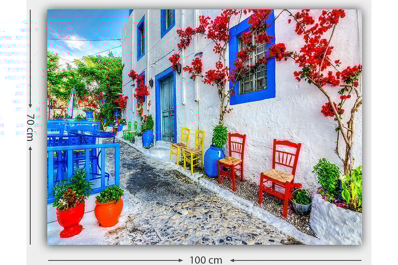 Canvas taulu 70x100 cm - Värikäs katu, jossa on erivärisiä kukkia ja tuoleja, jotka luovat vilkkaan tunnelman - Sininen / Punainen / Vihreä - Sisustustuotteet - Taulu & taide - Canvas-taulu