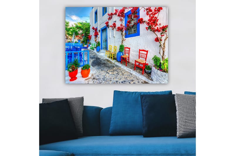 Canvas taulu 70x100 cm - Värikäs katu, jossa on erivärisiä kukkia ja tuoleja, jotka luovat vilkkaan tunnelman - Sininen / Punainen / Vihreä - Sisustustuotteet - Taulu & taide - Canvas-taulu