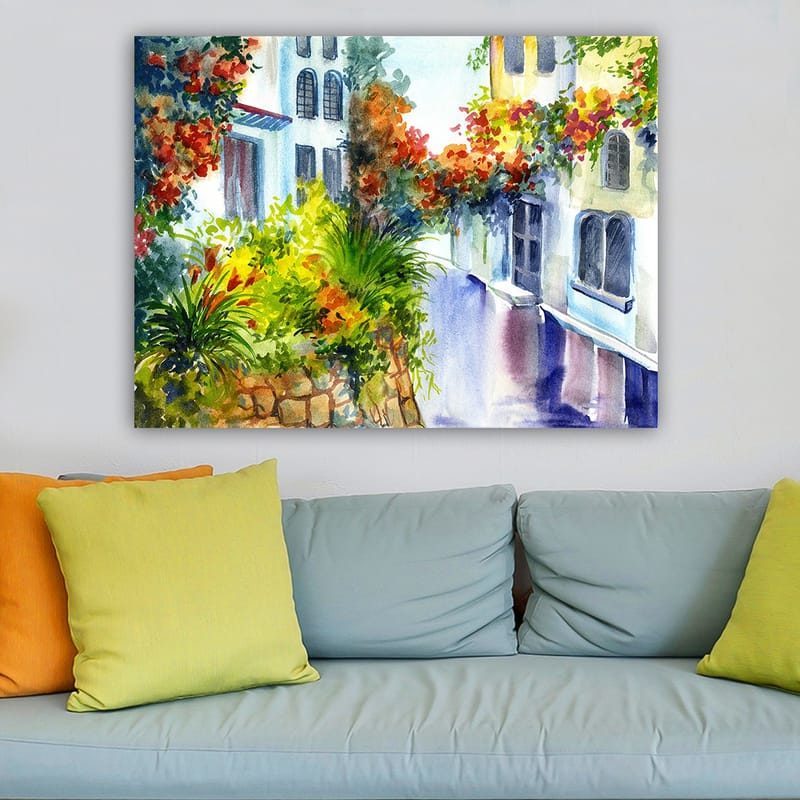 Canvas taulu 70x100 cm - Värikäs katu kukkien ja vehreyden keskellä Välimeren ympäristössä - Vihreä / Punainen / Sininen - Sisustustuotteet - Taulu & taide - Canvas-taulu