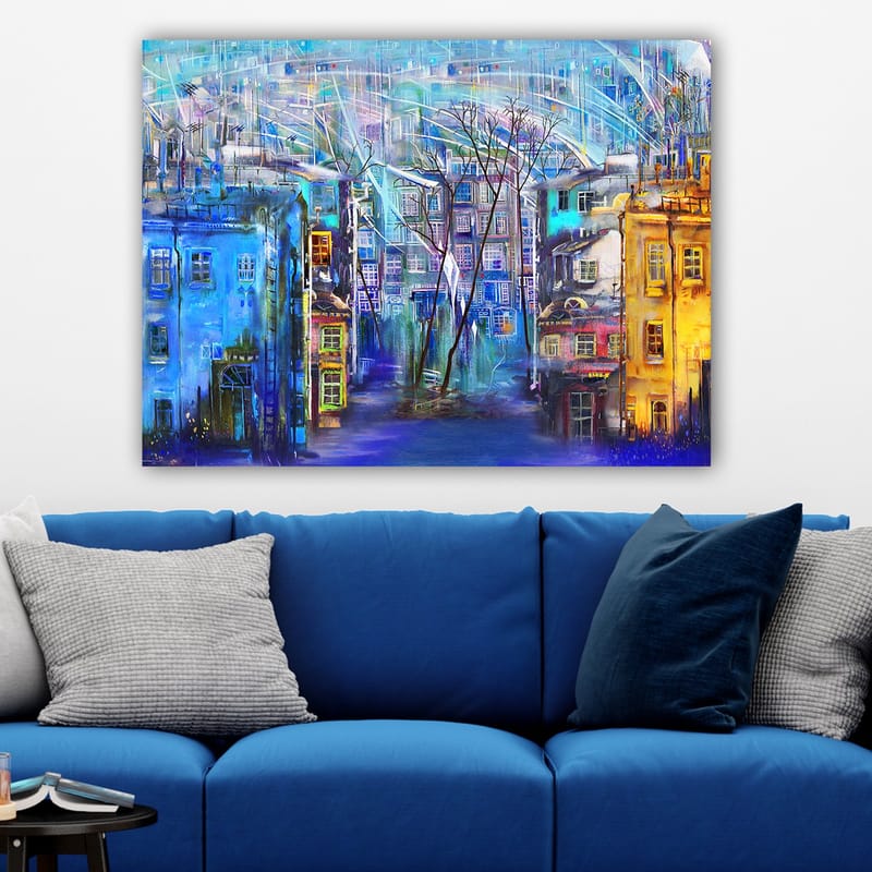 Canvas taulu 70x100 cm - Värikäs kaupunkikuva eri sävyisine taloineen ja puineen sateisen taivaan alla - Sininen / Keltainen / Violetti - Sisustustuotteet - Taulu & taide - Canvas-taulu