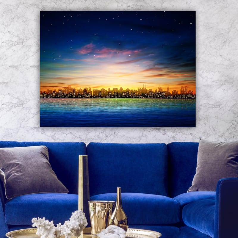 Canvas taulu 70x100 cm - Värikäs kaupunkinäkymä auringonlaskun aikaan ja heijastukset vedessä - Tummansininen / Oranssi / Vaaleanvihreä - Sisustustuotteet - Taulu & taide - Canvas-taulu