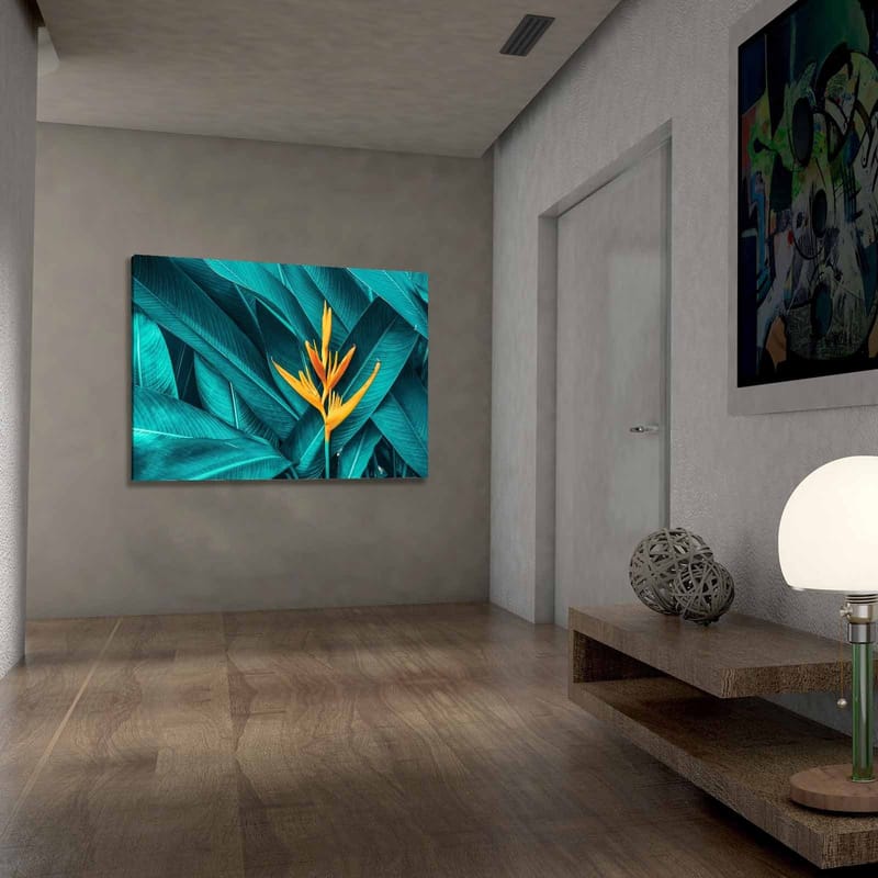 Canvas taulu 70x100 cm - Värikäs kukka suurten, vihreiden lehtien ympäröimänä - Turkoosi / Keltainen - Sisustustuotteet - Taulu & taide - Canvas-taulu