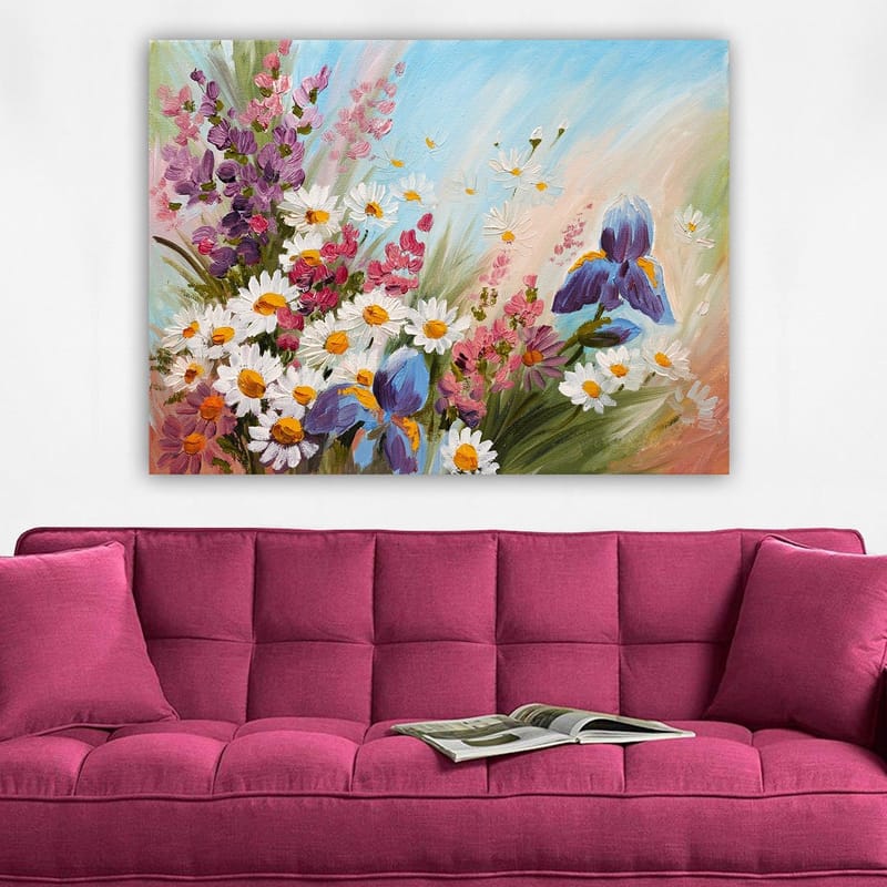 Canvas taulu 70x100 cm - Värikäs kukkakimppu, jossa on iiriksiä ja päivänkakkaroita, vangitsee eloisan kesäisen tunnelman - Violetti / Valkoinen / Vihreä - Sisustustuotteet - Taulu & taide - Canvas-taulu