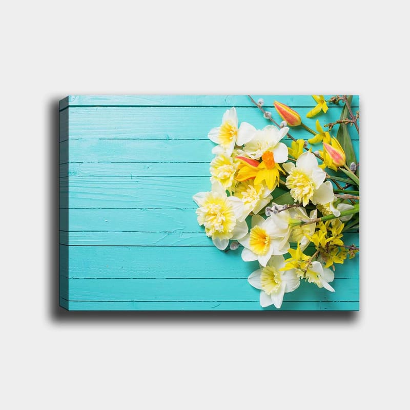 Canvas taulu 70x100 cm - Värikäs kukkakimppu turkoosilla puupinnalla - Turkoosi / Valkoinen / Keltainen - Sisustustuotteet - Taulu & taide - Canvas-taulu