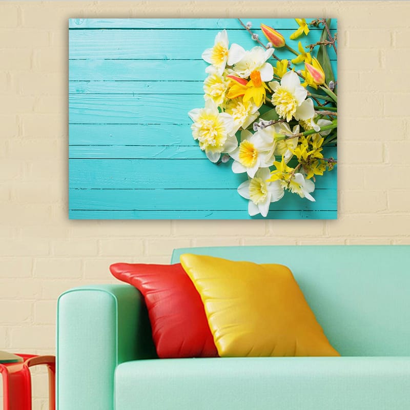 Canvas taulu 70x100 cm - Värikäs kukkakimppu turkoosilla puupinnalla - Turkoosi / Valkoinen / Keltainen - Sisustustuotteet - Taulu & taide - Canvas-taulu