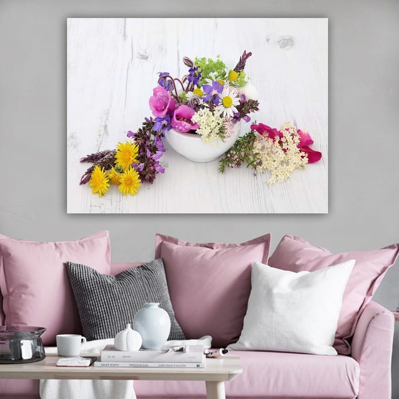 Canvas taulu 70x100 cm - Värikäs kukkakimppu valkoisessa kulhossa - Violetti / Keltainen / Vaaleanpunainen - Sisustustuotteet - Taulu & taide - Canvas-taulu