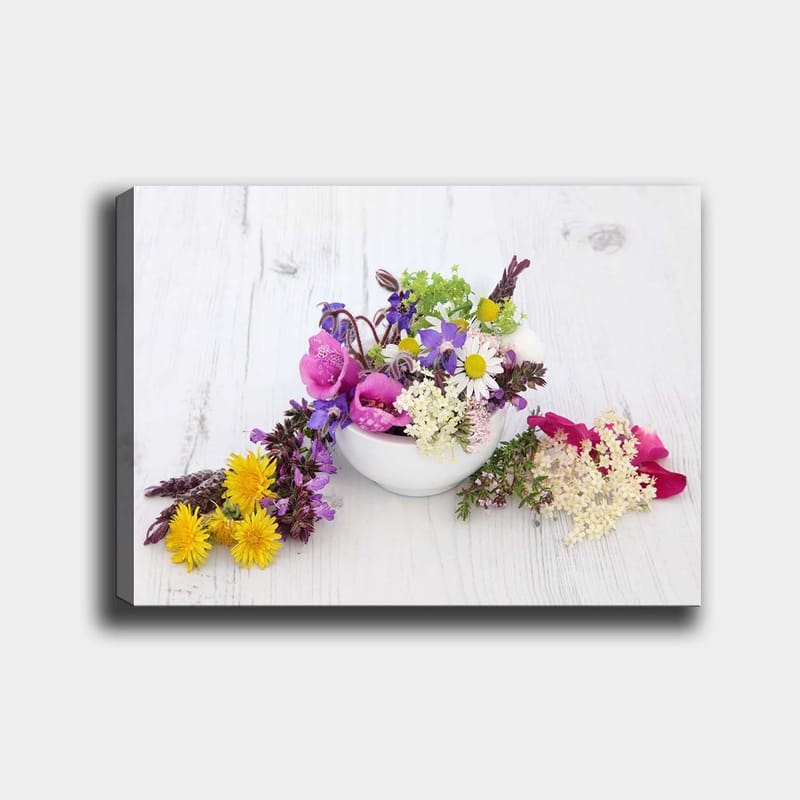Canvas taulu 70x100 cm - Värikäs kukkakimppu valkoisessa kulhossa, Violetti / Keltainen / Vaaleanpunainen