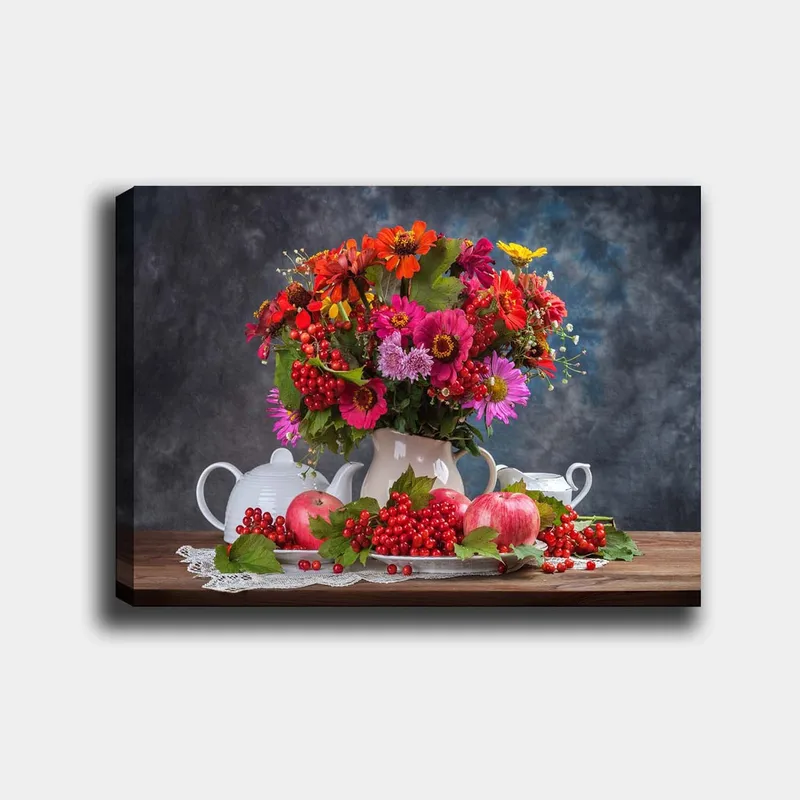 Canvas taulu 70x100 cm - Värikäs kukkakimppu valkoisessa ruukussa, omenoiden ja marjojen ympäröimänä, Punainen / Vihreä / Vaaleanpunainen