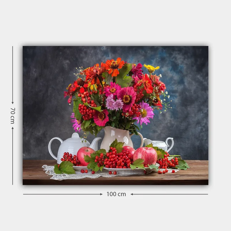 Canvas taulu 70x100 cm - Värikäs kukkakimppu valkoisessa ruukussa, omenoiden ja marjojen ympäröimänä - Punainen / Vihreä / Vaaleanpunainen - Sisustustuotteet - Taulu & taide - Canvas-taulu