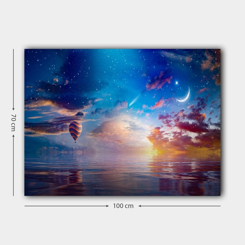 Canvas taulu 70x100 cm - Värikäs kuumailmapallo leijuu peilimäisen pinnan yllä tähtitaivaan alla dramaattisten pilvien ja kuun keskellä - Sininen / Oranssi / Punainen - Sisustustuotteet - Taulu & taide - Canvas-taulu