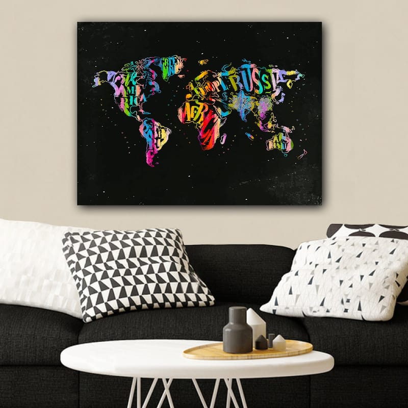 Canvas taulu 70x100 cm - Värikäs maailmankartta, joka on luotu tekstistä ja eri maita edustavista symboleista - Violetti / Punainen / Vihreä - Sisustustuotteet - Taulu & taide - Canvas-taulu