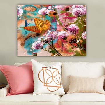 Canvas taulu 70x100 cm - Värikäs maalaus perhosesta, joka istuu kukkien päällä eloisassa luonnonympäristössä - Oranssi / Vaaleanpunainen / Vihreä - Sisustustuotteet - Taulu & taide - Canvas-taulu