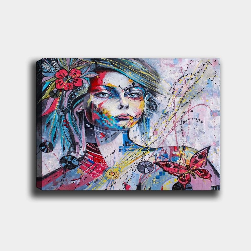 Canvas taulu 70x100 cm - Värikäs muotokuva naisesta, jonka kasvoja korostavat kukat ja perhonen, Vaaleanpunainen / Sininen / Keltainen