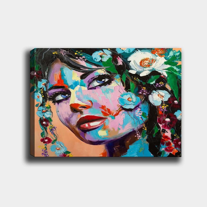Canvas taulu 70x100 cm - Värikäs muotokuvamaalaus naisesta, jolla on kukkia hiuksissaan, Sininen / Punainen / Vihreä