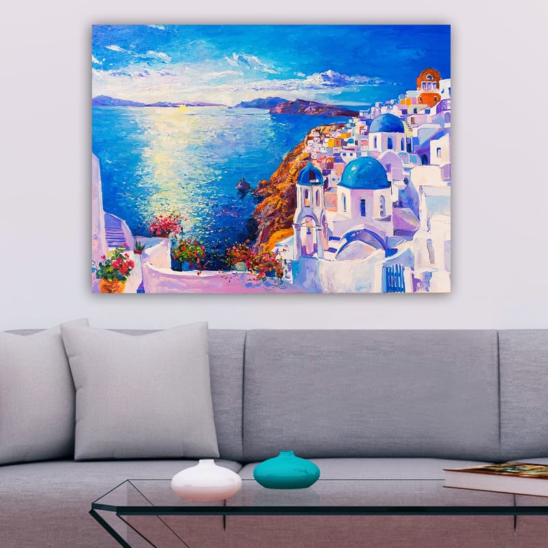 Canvas taulu 70x100 cm - Värikäs näkymä kreikkalaisesta rannikkokaupungista, jossa valkoiset rakennukset ja siniset kupolit kurottavat kohti merta - Sininen / Valkoinen / Oranssi - Sisustustuotteet - Taulu & taide - Canvas-taulu