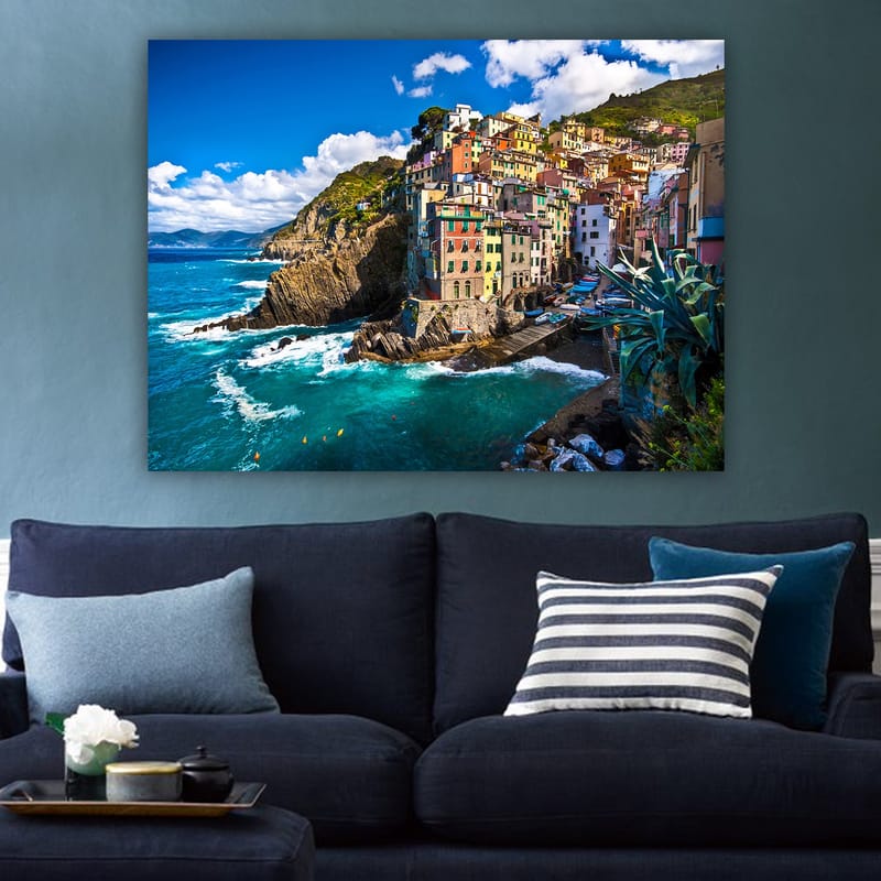 Canvas taulu 70x100 cm - Värikäs rannikkokylä värikkäine taloineen kiipeää kallioita pitkin meren rannalla - Sininen / Vihreä / Beige - Sisustustuotteet - Taulu & taide - Canvas-taulu