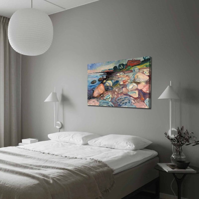 Canvas taulu 70x100 cm - Värikäs rantamaisema kivillä ja punaisella mökillä taustalla, Sininen / Vaaleanpunainen / Vihreä