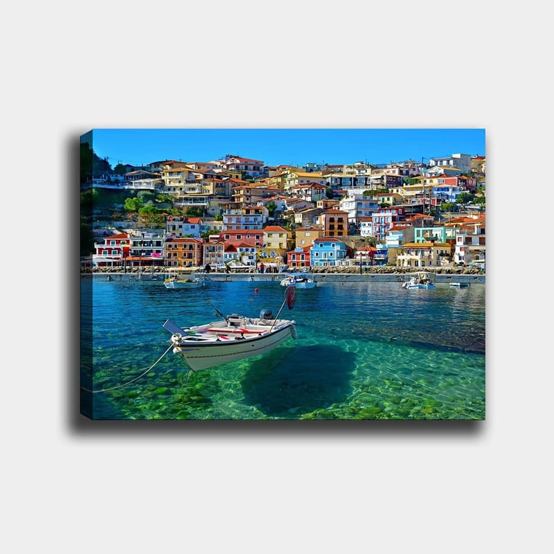 Canvas taulu 70x100 cm - Värikäs satama, jossa vene ankkuroituna kirkkaaseen veteen, vilkkaiden talojen ympäröimänä, Sininen / Punainen / Keltainen