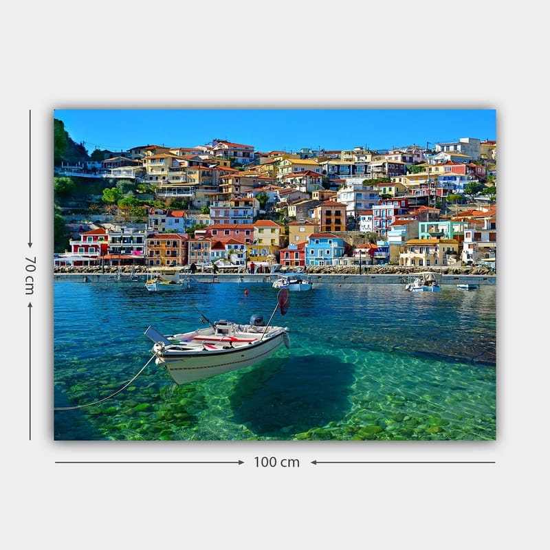 Canvas taulu 70x100 cm - Värikäs satama, jossa vene ankkuroituna kirkkaaseen veteen, vilkkaiden talojen ympäröimänä - Sininen / Punainen / Keltainen - Sisustustuotteet - Taulu & taide - Canvas-taulu