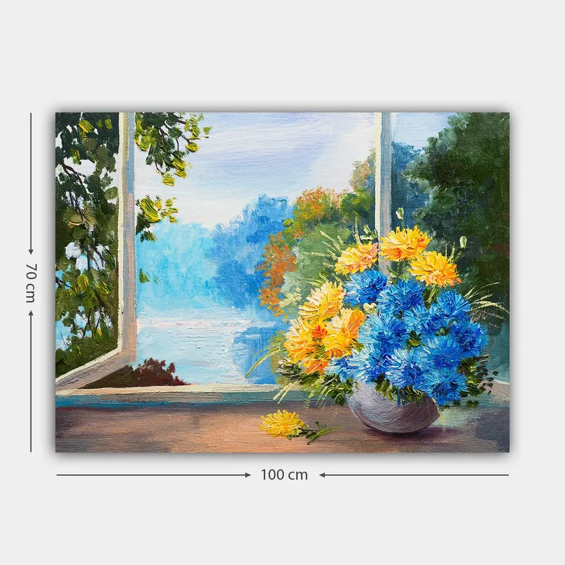 Canvas taulu 70x100 cm - Värikäs sinisten ja keltaisten kukkien kimppu maljakossa ikkunan vieressä, josta on näkymät luonnonkauniille maisemille - Sininen / Keltainen - Sisustustuotteet - Taulu & taide - Canvas-taulu