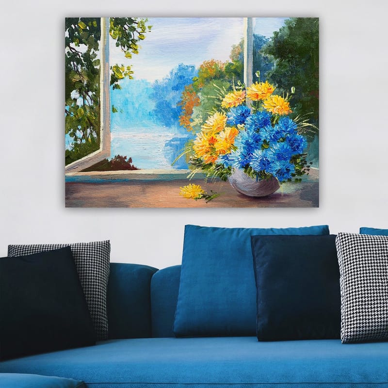 Canvas taulu 70x100 cm - Värikäs sinisten ja keltaisten kukkien kimppu maljakossa ikkunan vieressä, josta on näkymät luonnonkauniille maisemille - Sininen / Keltainen - Sisustustuotteet - Taulu & taide - Canvas-taulu