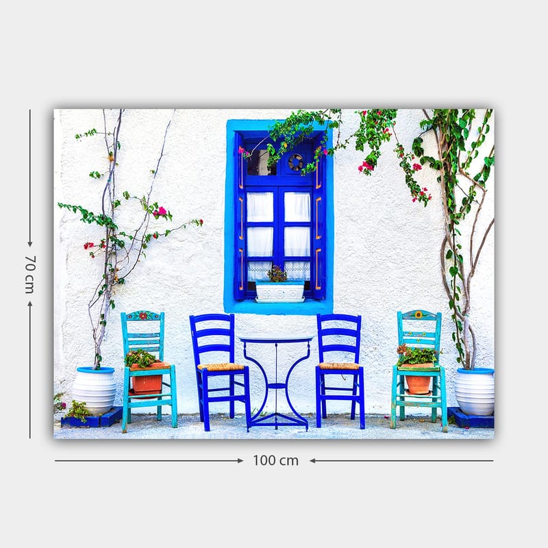 Canvas taulu 70x100 cm - Värikäs ulkoruokailutila sinisillä tuoleilla ja ikkunoilla välimerellisessä ympäristössä - Sininen / Vihreä / Valkoinen - Sisustustuotteet - Taulu & taide - Canvas-taulu