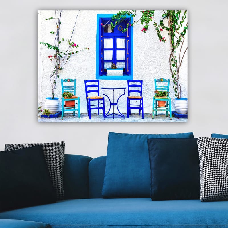 Canvas taulu 70x100 cm - Värikäs ulkoruokailutila sinisillä tuoleilla ja ikkunoilla välimerellisessä ympäristössä - Sininen / Vihreä / Valkoinen - Sisustustuotteet - Taulu & taide - Canvas-taulu