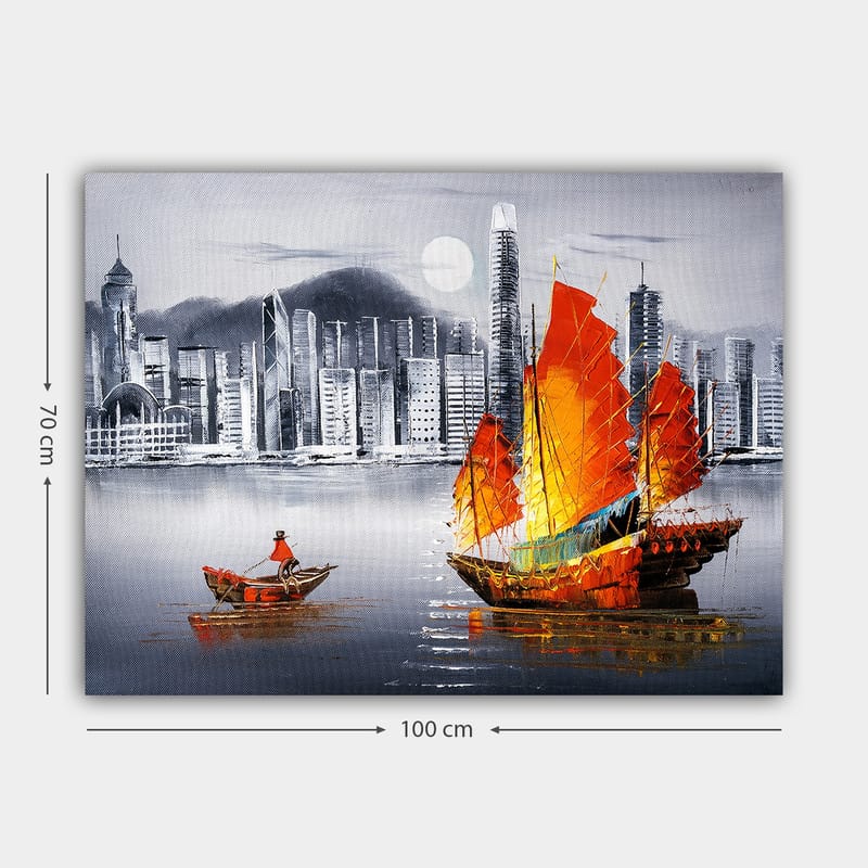 Canvas taulu 70x100 cm - Värikäs purjevene punaisine purjeineen peilimäisellä vedenpinnalla, modernin kaupunkikuvan ympäröimänä - Punainen / Oranssi / Sininen - Sisustustuotteet - Taulu & taide - Canvas-taulu