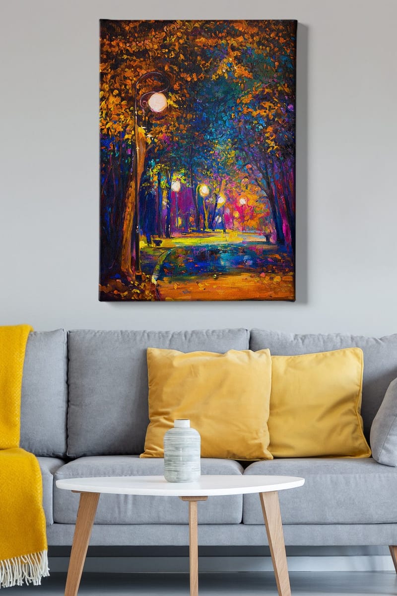 Canvas taulu 70x100 cm - Värikäs puisto katuvaloilla, jotka valaisevat syksyn väreissä puiden ympäröimää kävelyreittiä - Tummansininen / Oranssi / Violetti - Sisustustuotteet - Taulu & taide - Canvas-taulu