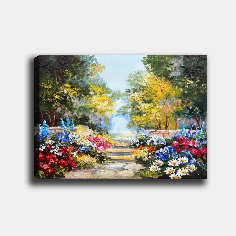 Canvas taulu 70x100 cm - Värikäs puutarha kukka-asetelmilla ja rehevään ympäristöön johtavalla kivetyllä polulla, Vihreä / Punainen / Sininen