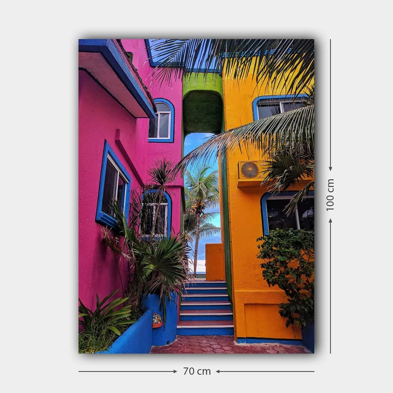 Canvas taulu 70x100 cm - Värikästä arkkitehtuuria ja portaikko vilkkaan kujan läpi - Vaaleanpunainen / Keltainen / Sininen - Sisustustuotteet - Taulu & taide - Canvas-taulu