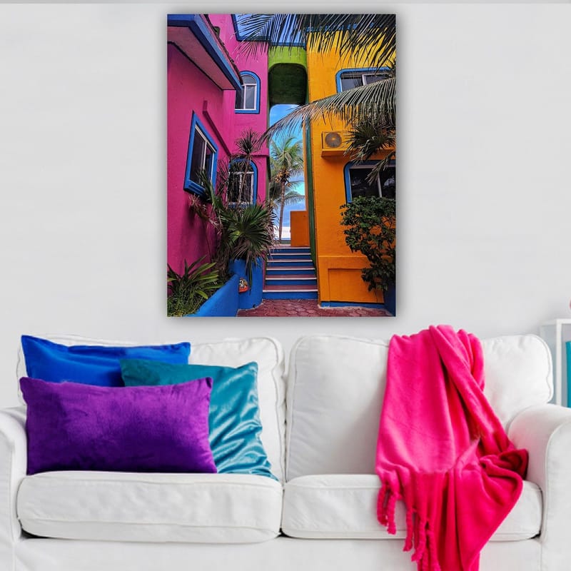 Canvas taulu 70x100 cm - Värikästä arkkitehtuuria ja portaikko vilkkaan kujan läpi - Vaaleanpunainen / Keltainen / Sininen - Sisustustuotteet - Taulu & taide - Canvas-taulu