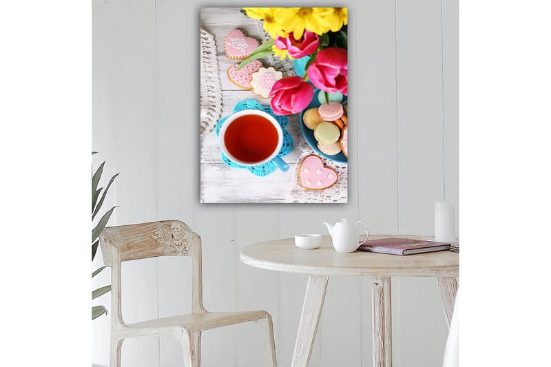 Canvas taulu 70x100 cm - Värikästä hiljaisuutta kupin teen, kukkien ja koristeltujen kakkujen kera, Punainen / Vaaleanpunainen / Vihreä