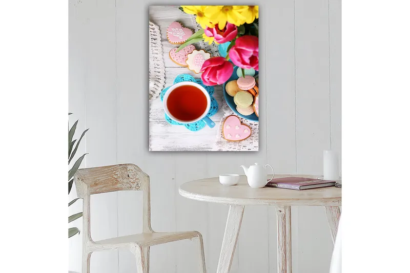 Canvas taulu 70x100 cm - Värikästä hiljaisuutta kupin teen, kukkien ja koristeltujen kakkujen kera, Punainen / Vaaleanpunainen / Vihreä