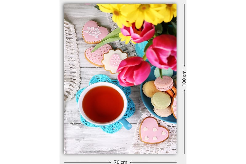 Canvas taulu 70x100 cm - Värikästä hiljaisuutta kupin teen, kukkien ja koristeltujen kakkujen kera - Punainen / Vaaleanpunainen / Vihreä - Sisustustuotteet - Taulu & taide - Canvas-taulu
