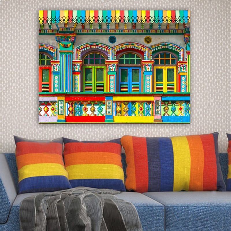 Canvas taulu 70x100 cm - Värikkäät ikkunat ja koristeet rakennuksen julkisivussa - Punainen / Vihreä / Keltainen - Sisustustuotteet - Taulu & taide - Canvas-taulu