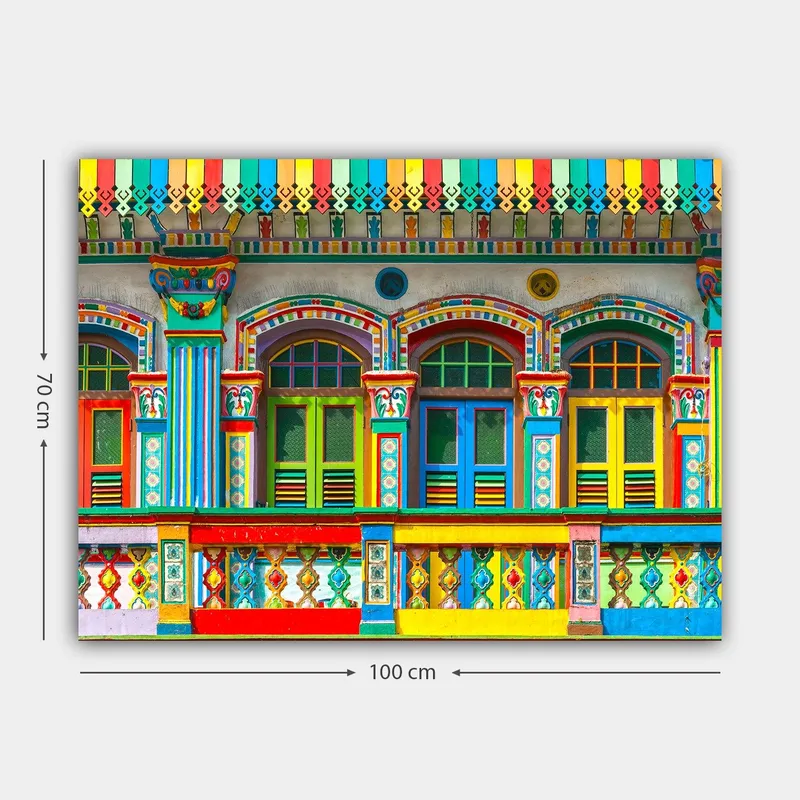 Canvas taulu 70x100 cm - Värikkäät ikkunat ja koristeet rakennuksen julkisivussa - Punainen / Vihreä / Keltainen - Sisustustuotteet - Taulu & taide - Canvas-taulu