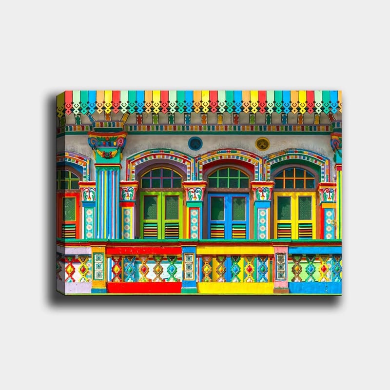 Canvas taulu 70x100 cm - Värikkäät ikkunat ja koristeet rakennuksen julkisivussa, Punainen / Vihreä / Keltainen