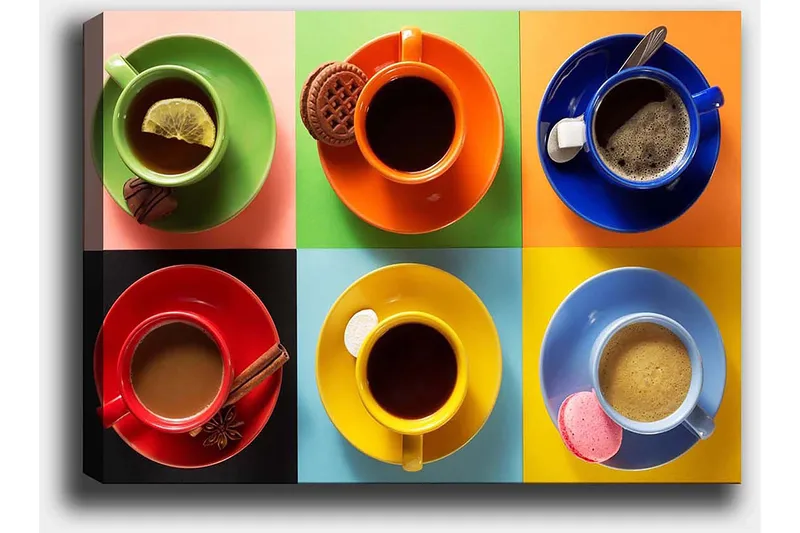 Canvas taulu 70x100 cm - Värikkäät kahvikupit ruutukuviossa erilaisten juomien ja asusteiden kera - Vihreä / Punainen / Sininen - Sisustustuotteet - Taulu & taide - Canvas-taulu