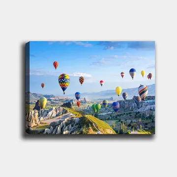 Canvas taulu 70x100 cm - Värikkäät kuumailmapallot leijuvat kauniin maiseman yllä Kappadokiassa - Vihreä / Sininen / Keltainen - Sisustustuotteet - Taulu & taide - Canvas-taulu