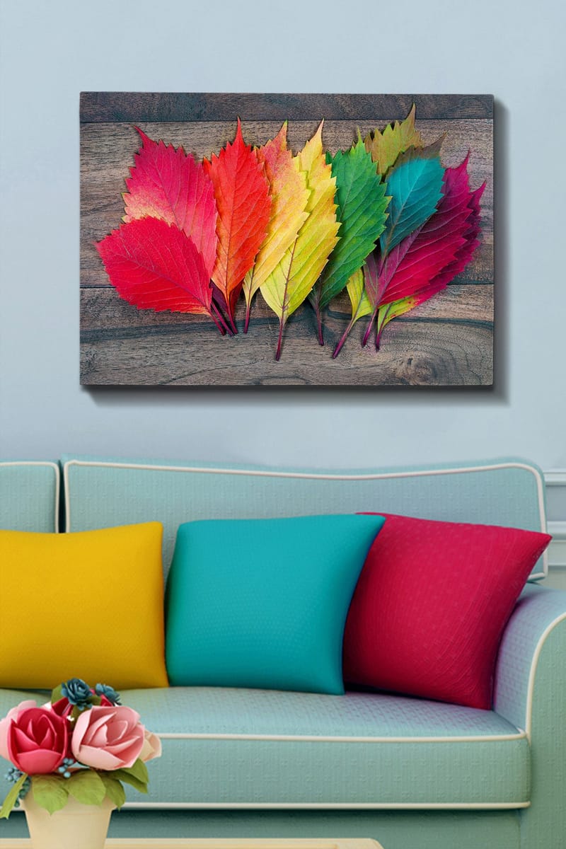 Canvas taulu 70x100 cm - Värikkäät syksyn lehdet eri sävyissä puupinnalla - Punainen / Vihreä / Keltainen - Sisustustuotteet - Taulu & taide - Canvas-taulu